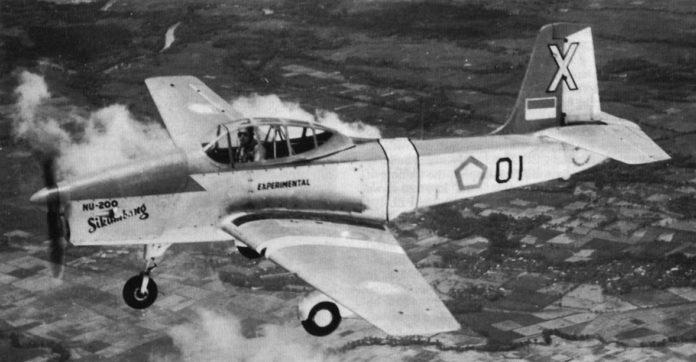 Nurtanio sedang menerbangkan N200 Sikumbang Nurtanio sedang menerbangkan N200 Sikumbang