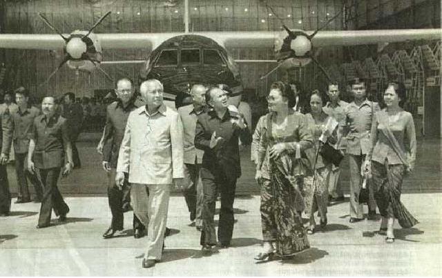 Pak Harto dan Ibu Tien meninjau IPTN