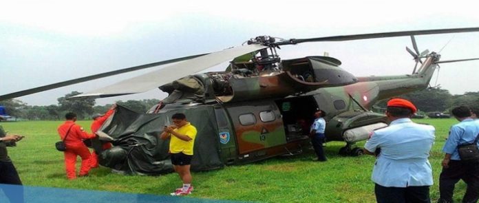 Helikopter TNI AU Terperosok di Lanud Sulaiman, Bandung Helikopter TNI AU Terperosok di Lanud Sulaiman, Bandung