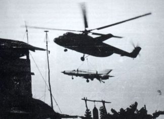 Sebuah Mi-6 Hook, mengangkut MiG-21 untuk dibawa ke forward air strip.