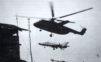 Sebuah Mi-6 Hook, mengangkut MiG-21 untuk dibawa ke forward air strip.
