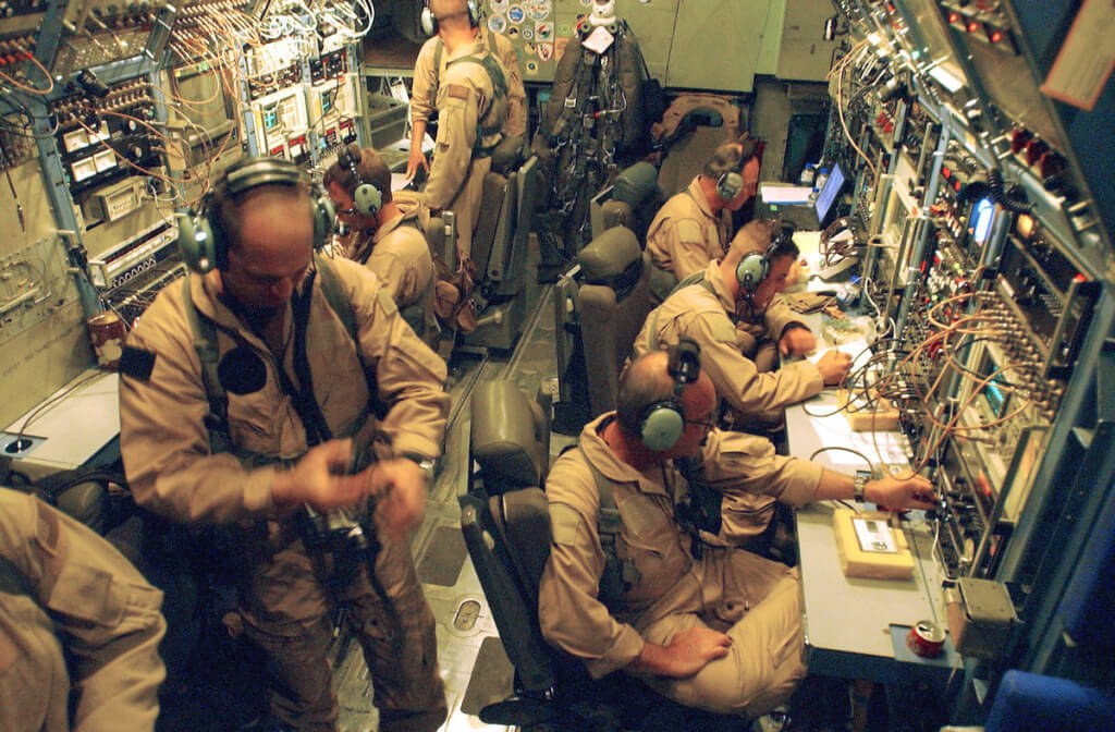 Interior dalam sebuah EC-130J Commando Solo. Peralatan tersebut mampu membajak seluruh frekuensi radio di area operasinya.