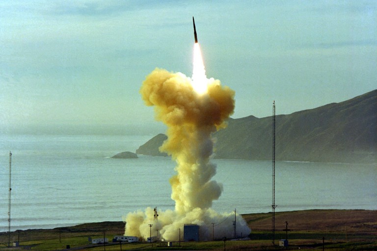 US Air Force Ujicoba Rudal Balistik Minuteman III Di California