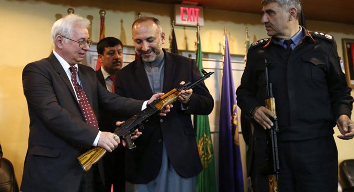 56-rusia-hadiahkan-10000-senjata-ak47-kepada-afghanistan