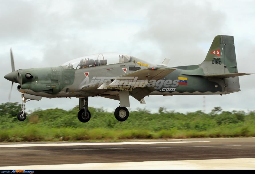 EMB-312 Tucano AU Venezuela. Beberapa Tucano Venezuela habis dibabat F-16 AU Venezuela dalam sebuah upaya kudeta yang gagal.