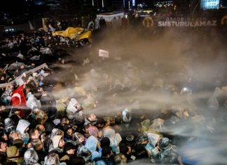 Terus Kritik Erdogan, Harian Zaman Di Turki Diambilalih Paksa Pemerintah Turkish anti riot police officers launch