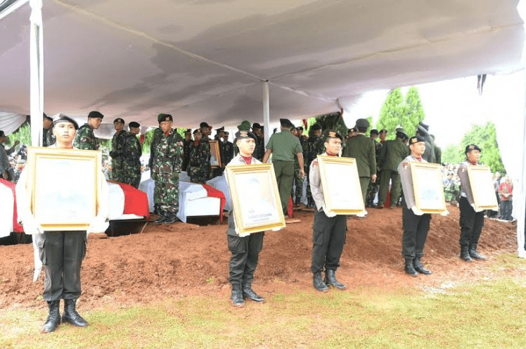 Foto-Foto Prosesi Pemakaman Prajurit TNI yang Gugur di Poso 2