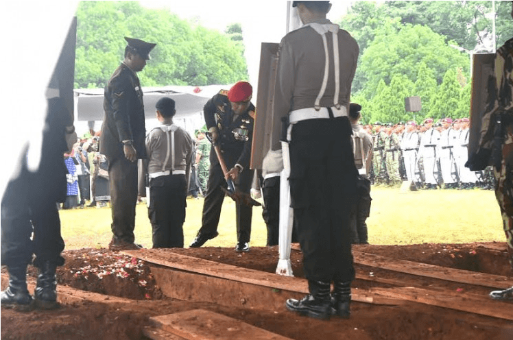 Foto-Foto Prosesi Pemakaman Prajurit TNI yang Gugur di Poso 3