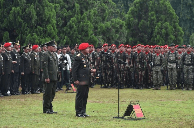 Foto-Foto Prosesi Pemakaman Prajurit TNI yang Gugur di Poso 4