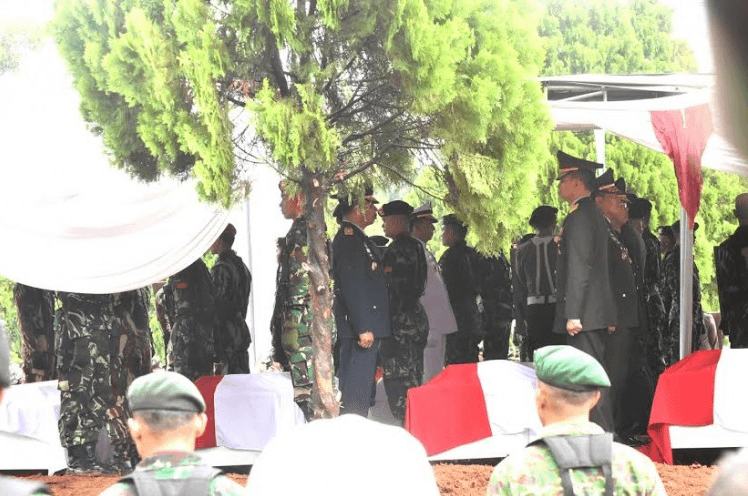 Foto-Foto Prosesi Pemakaman Prajurit TNI yang Gugur di Poso 6