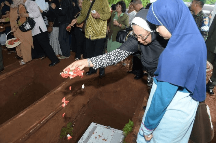 Foto-Foto Prosesi Pemakaman Prajurit TNI yang Gugur di Poso 7