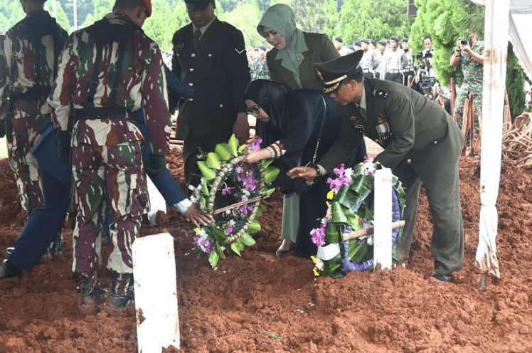 Foto-Foto Prosesi Pemakaman Prajurit TNI yang Gugur di Poso 8