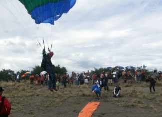 Peterjun Jatuh ke Laut dan Tewas Dalam Acara Jogja Air Show 2016 Peterjun Jatuh ke Laut dan Tewas Dalam Acara Jogja Air Show 2016