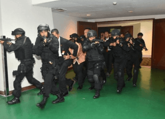 TNI-Polri Gelar Simulasi Penangkapan Teroris Jelang KTT OKI TNI-Polri Gelar Simulasi Penangkapan Teroris Jelang KTT OKI