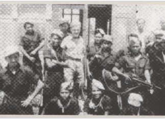 Pasukan T Ronggolawe bersama Letnan de Waard dari Belanda saat penyerahan Wonosobo