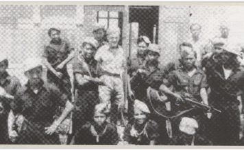 Pasukan T Ronggolawe bersama Letnan de Waard dari Belanda saat penyerahan Wonosobo