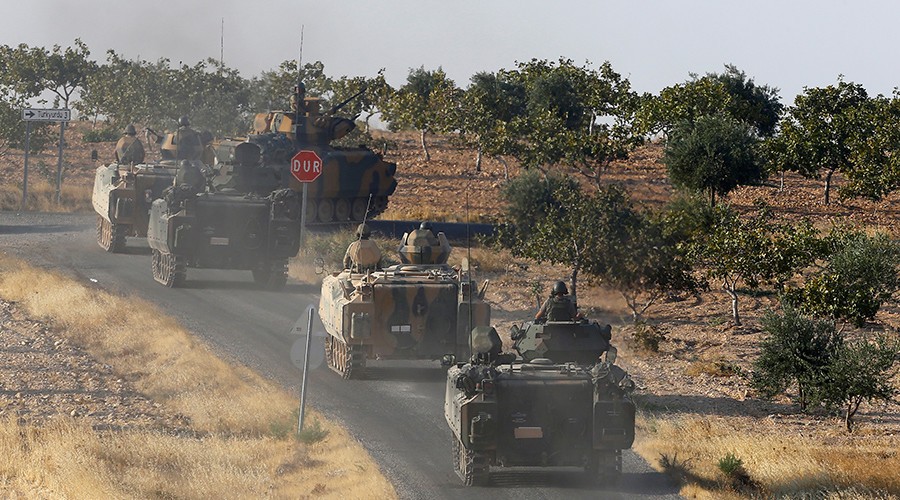 Tank Turki menuju perbatasan dengan Jarablus, Suriah. Sumber: Umit Bektas/Reuters