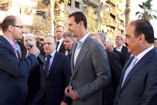 Presiden Suriah Bashar al-Assad mengunjungi Masjid Saad bin Muaaz di Daraya, pinggiran Damaskus. Sumber: facebook.com/syrianpresidency