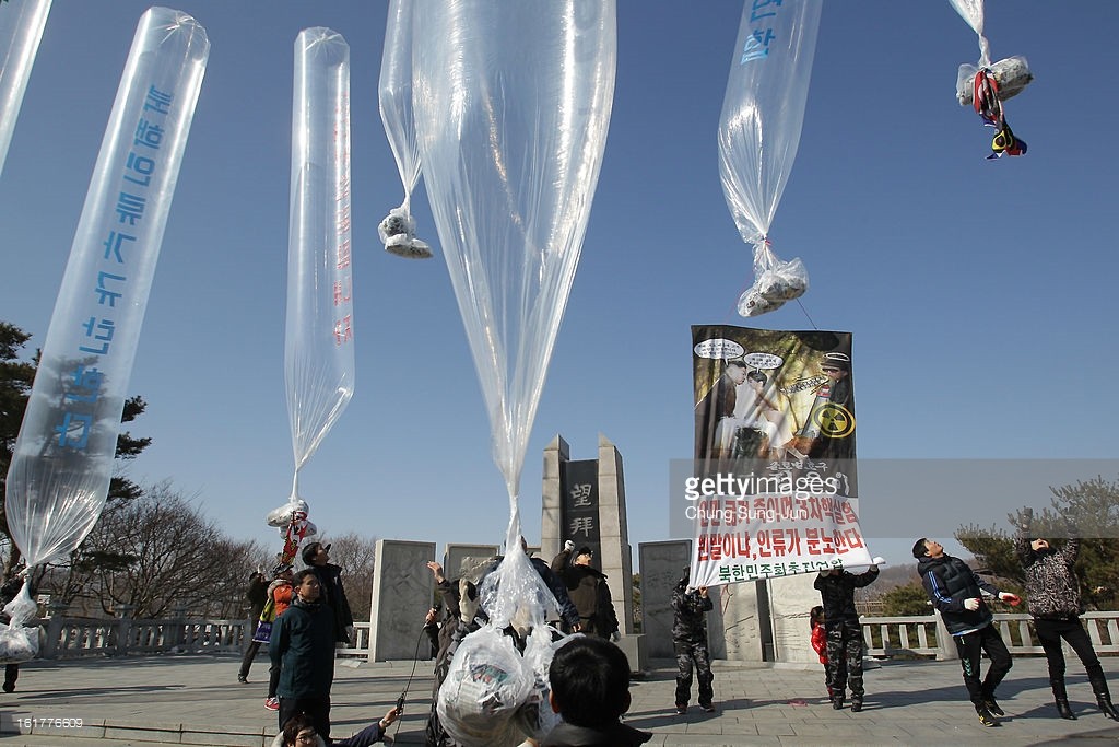 Aktivis Korsel kerap memanfaatkan balon udara untuk menyebar informasi propaganda anti Korut. Sumber: AP/Ahn Young-joon