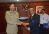 Kunjungan Panglima Angkatan Bersenjata Pakistan ke PT. DI Pangab Pakistan Simbolis Miniatur Pesawat