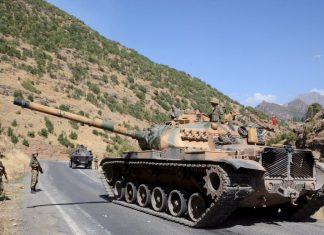 Ditentang Baghdad, Turki Bersikeras Tempatkan Tentaranya di Irak Turkish soldiers in a tank and an armored vehicle patrol on the road to the town of Beytussebab in the southeastern Sirnak province, Turkey