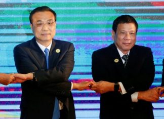Duterte Akan Adakan Latihan Militer Gabungan Bersama Tiongkok dan Rusia Chinese Premier Li Keqiang and Philippines President Rodrigo Duterte pose for photo during the ASEAN Plus Three Summit in Vientiane