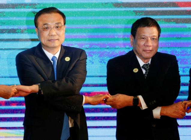 Chinese Premier Li Keqiang and Philippines President Rodrigo Duterte pose for photo during the ASEAN Plus Three Summit in Vientiane