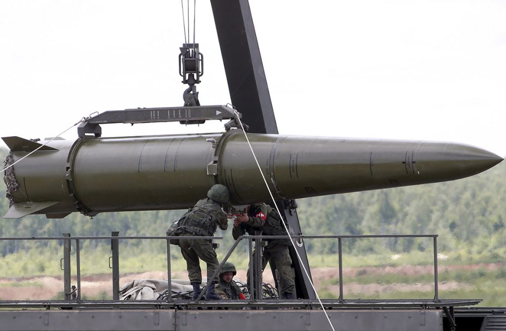 Persiapan peletakan rudal di sistem Iskander-M. Sumber: Sergei Karpukhin/Reuters