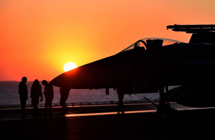 96-jaksa-federal-as-tuntut-warga-california-atas-penyelundupan-suku-cadang-jet-tempur-ke-iran