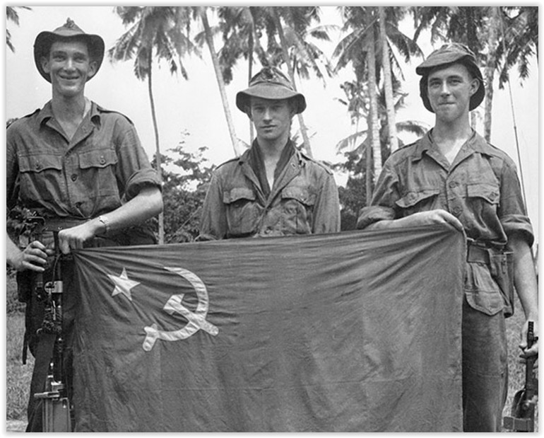 Tentara Inggris yang membantu Militer Malaysia dengan tangkapan bendera gerilyawan komunis