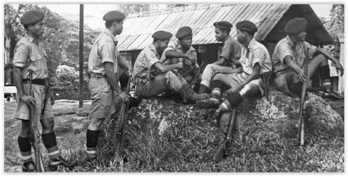 Militer Malaysia dengan LE Jungle Carbine Militer Malaysia dengan LE Jungle Carbine