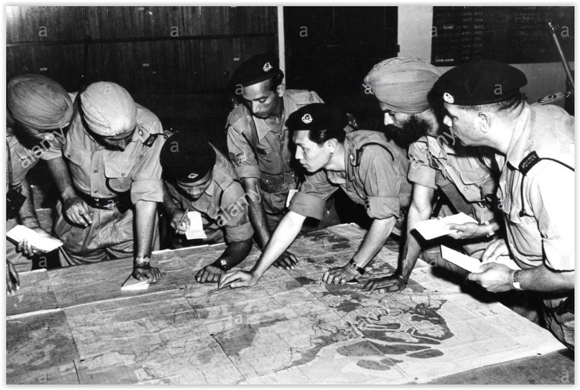 Perwira Militer Malaysia Tun Hamzah memberikan briefing operasi malam kepada tentara persemakmuran yang diperbantukan, 1958.