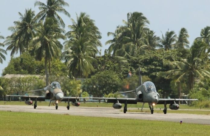 Hawk 109 dan Hawk 209 TNI AU di Natuna Hawk 109 dan Hawk 209 TNI AU. Kredit Foto: Ipenk666/Ifan Triyanto.