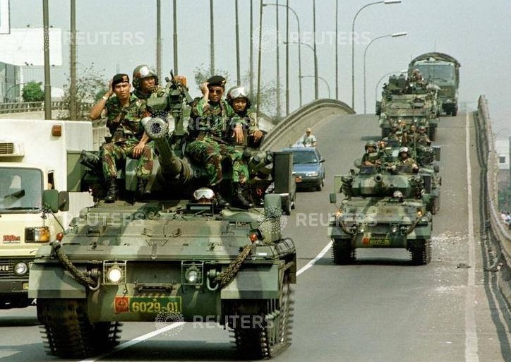 Tank Scorpion Kostrad TNI AD melakukan pengamanan pasca kerusuhan Mei 1998