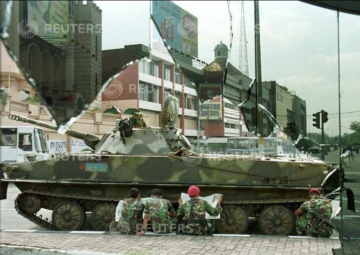 Pasukan Marinir beristirahat disamping PT-76 setelah patroli pengamanan ibu kota