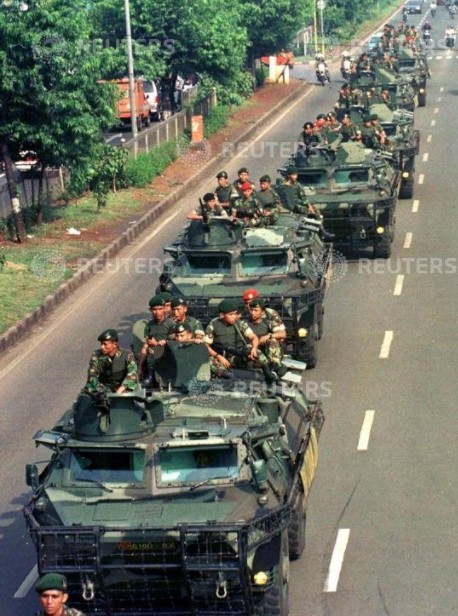 VAB TNI AD melakukan pengamanan pasca kerusuhan Mei 1998.