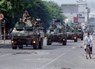 Foto Foto Pengamanan TNI ABRI Pada Kerusuhan Mei 1998 Pasukan TNI melakukan pengamanan pasca kerusuhan Mei 1998.