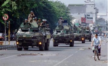 Pasukan TNI melakukan pengamanan pasca kerusuhan Mei 1998.