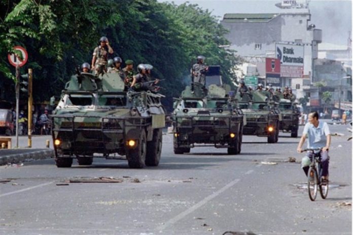 Pasukan TNI melakukan pengamanan pasca kerusuhan Mei 1998. Pasukan TNI melakukan pengamanan pasca kerusuhan Mei 1998.