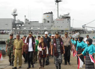 KRI Multatuli 561 Semarakkan Festival Pesona Kebangsaan Di Ende KRI Multatuli 561 Semarakkan Festival Pesona Kebangsaan Di Ende