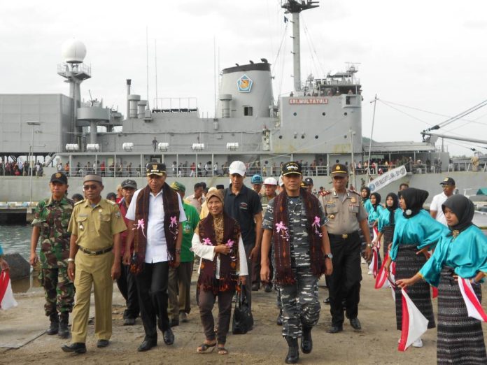 KRI Multatuli 561 Semarakkan Festival Pesona Kebangsaan Di Ende KRI Multatuli 561 Semarakkan Festival Pesona Kebangsaan Di Ende