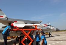 Rudal R-73 TNI AU alias AA-11 Archer di pasang di ujung sayap Sukhoi.