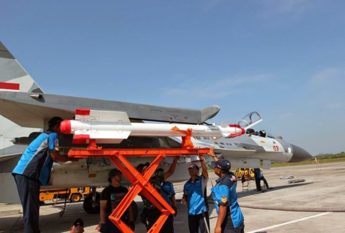 Rudal R-73 TNI AU alias AA-11 Archer di pasang di ujung sayap Sukhoi. Rudal R-73 TNI AU alias AA-11 Archer di pasang di ujung sayap Sukhoi.