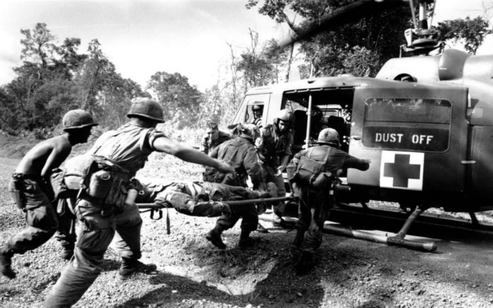 Medevac Heli. UH-1 Huey telah menyelamatkan banyak nyawa dalam peran Dust Off.