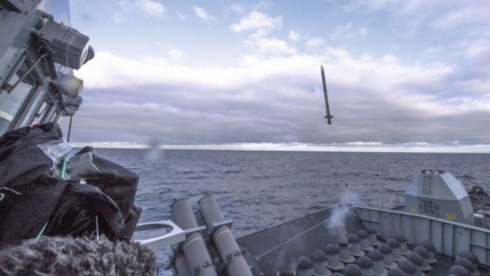 Rudal Sea Ceptor Saat Diluncurkan Pada Uji Tembak Dari HMS Argyll Rudal Sea Ceptor Saat Diluncurkan Pada Uji Tembak Dari HMS Argyll
