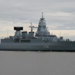 FGS Hamburg Saat Dalam Pelayaran, Tampak Kompleks Radar APAR Di Atas Area Anjungan Sementara Kompleks Radar SMART-L Di Bagian Belakang Kapal Dengan Antenna Berwarna Hitam