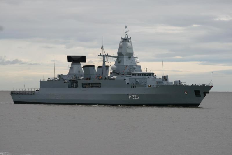 FGS Hamburg Saat Dalam Pelayaran, Tampak Kompleks Radar APAR Di Atas Area Anjungan Sementara Kompleks Radar SMART-L Di Bagian Belakang Kapal Dengan Antenna Berwarna Hitam