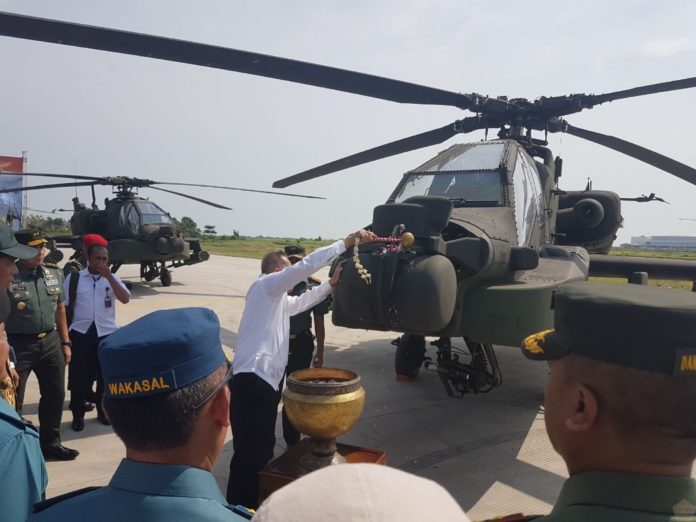 Menhan RI Ryamizard Ryacudu Laksanakan Simbolis Penerimaan Helikopter Apache Menhan RI Ryamizard Ryacudu Laksanakan Simbolis Penerimaan Helikopter Apache