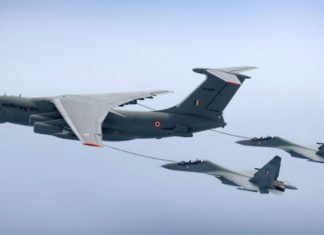 Su-30MKI melakukan aerial refueling