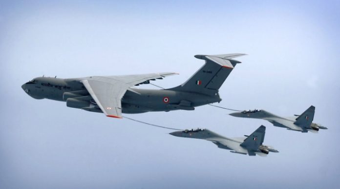 Su-30MKI melakukan aerial refueling Su-30MKI melakukan aerial refueling